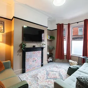 Holiday home Contractor-Friendly 4Br Sleep 10 W Parking, Liverpool