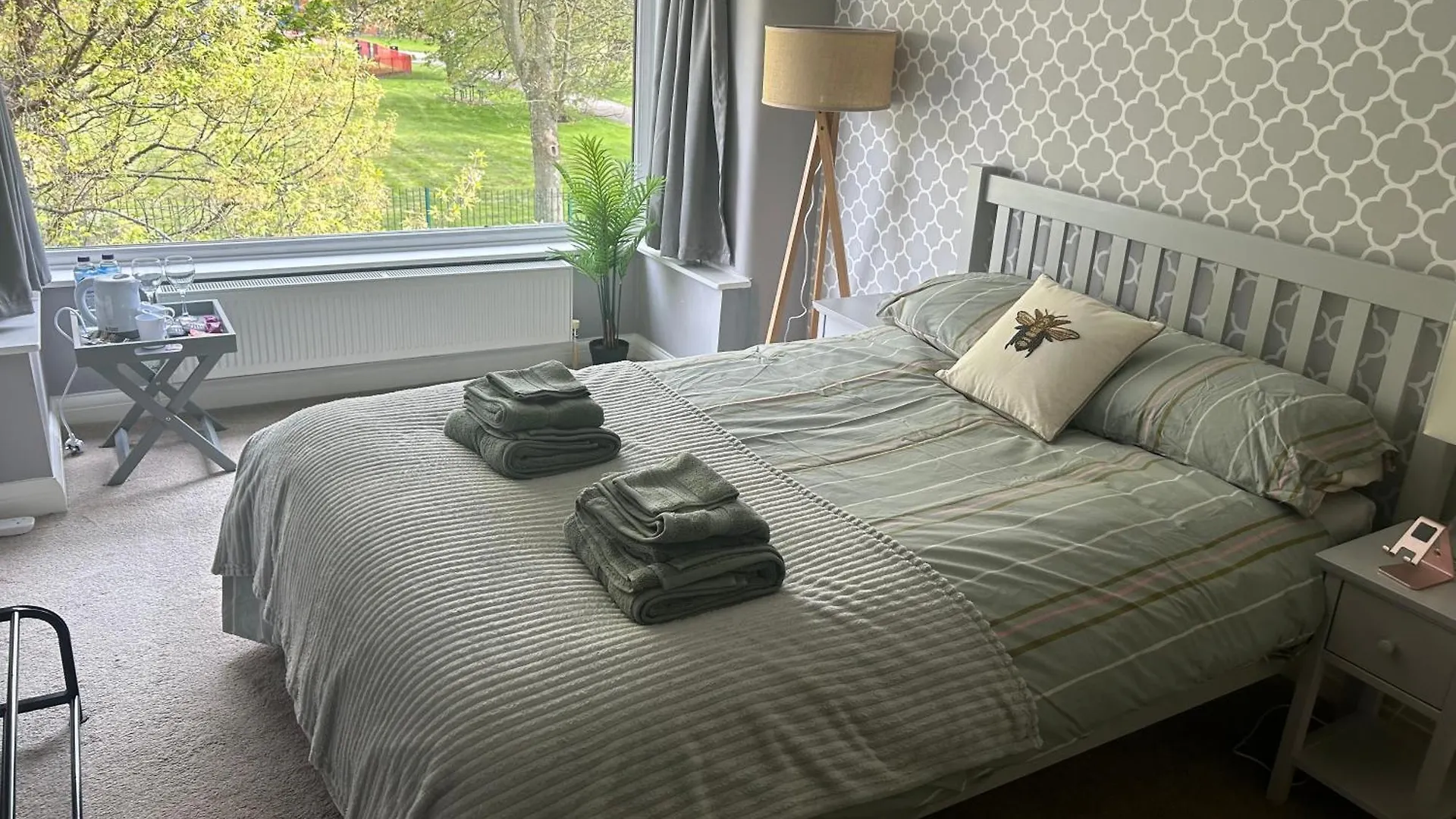 Lovely, Large Double Bedroom With Park View In Home Hazel Grove