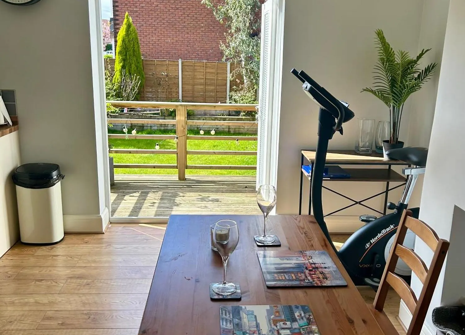 Lovely, Large Double Bedroom With Park View In Home Hazel Grove Δωμάτια σε οικογενειακή κατοικία
